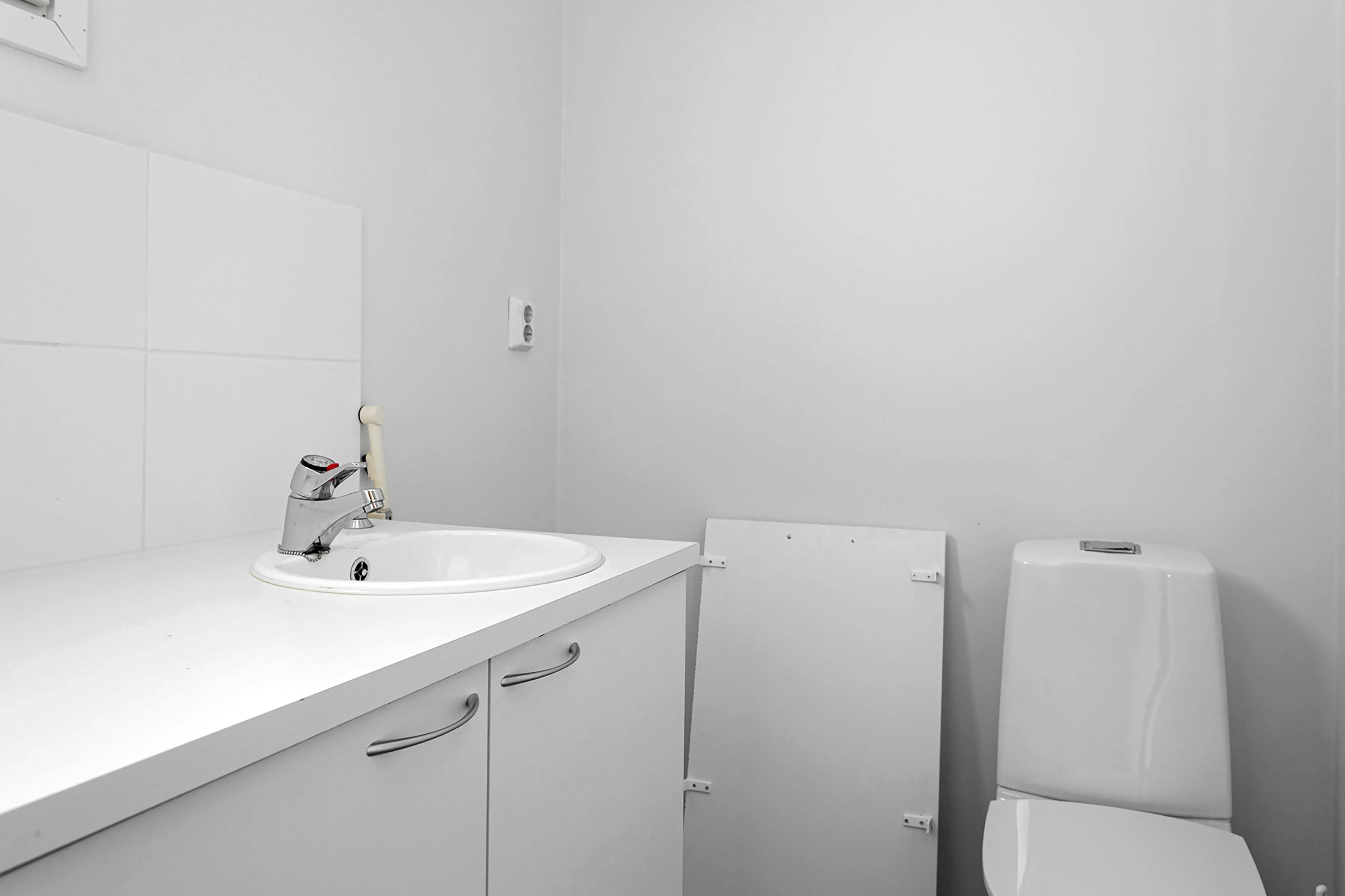 Deciding If a Basement Bathroom Laundry Room Combo is Actually Worth the Hassle