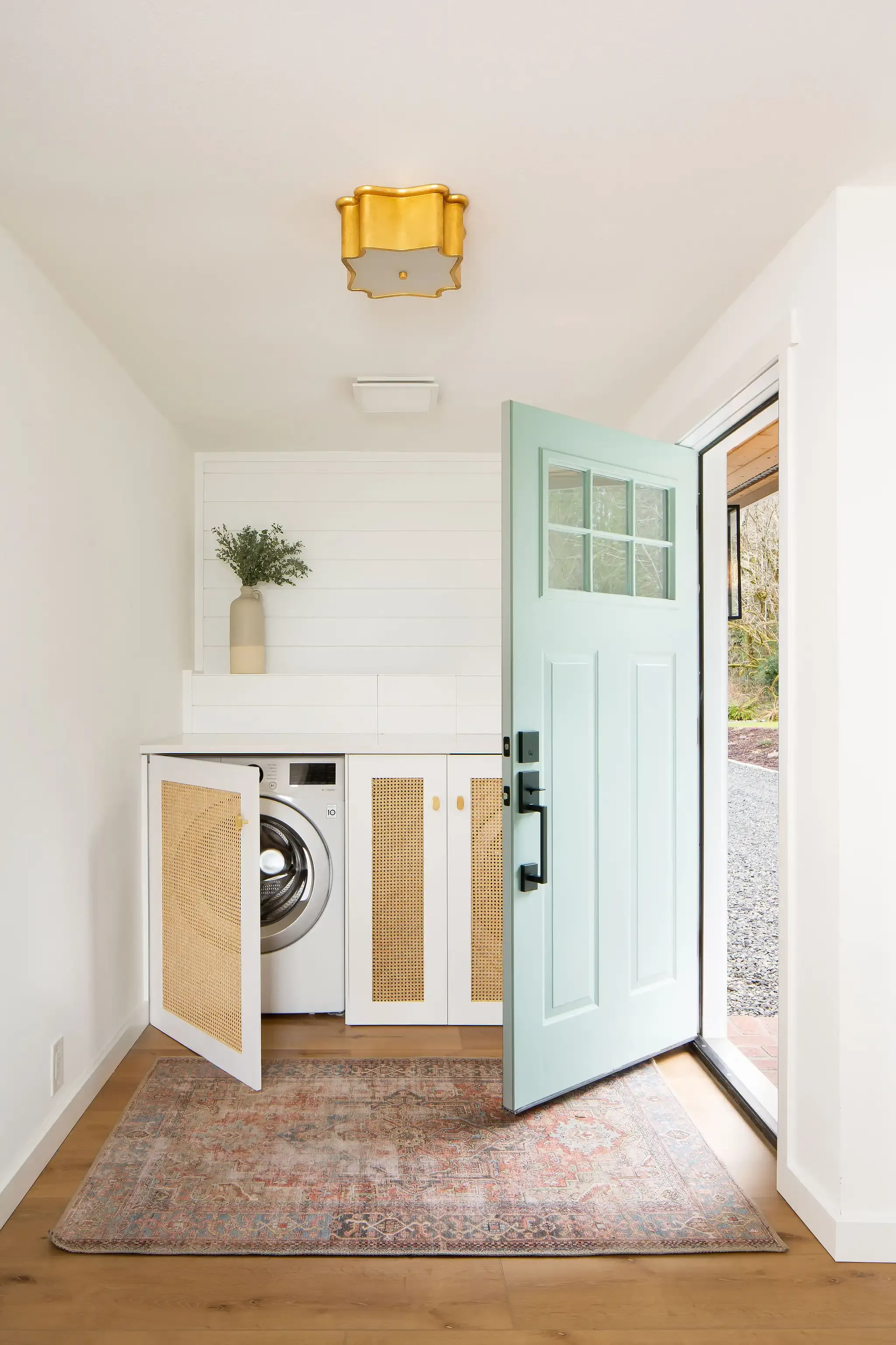 7 Clever hidden laundry cabinet ideas to save space