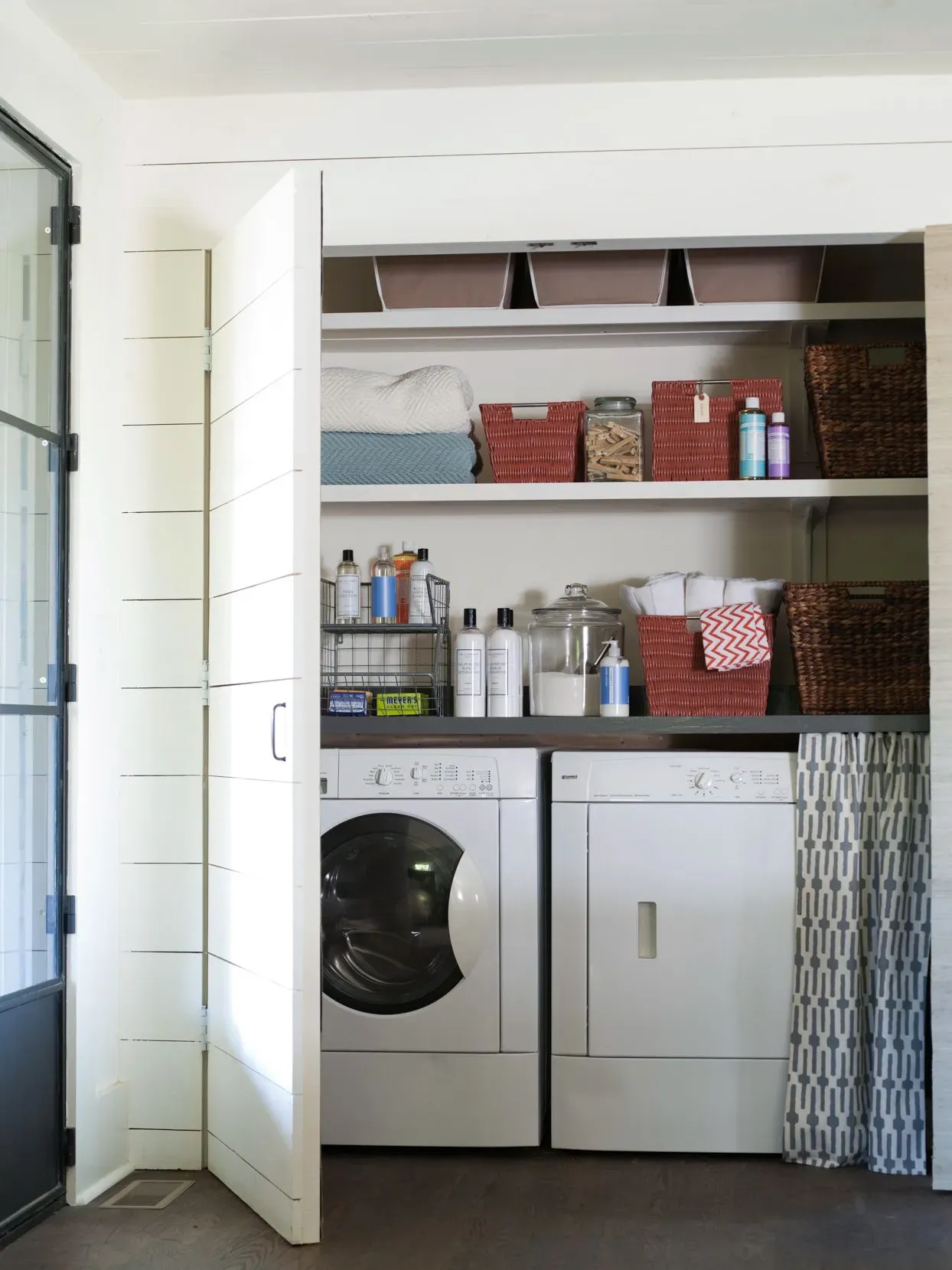 6 Genius small laundry room door ideas